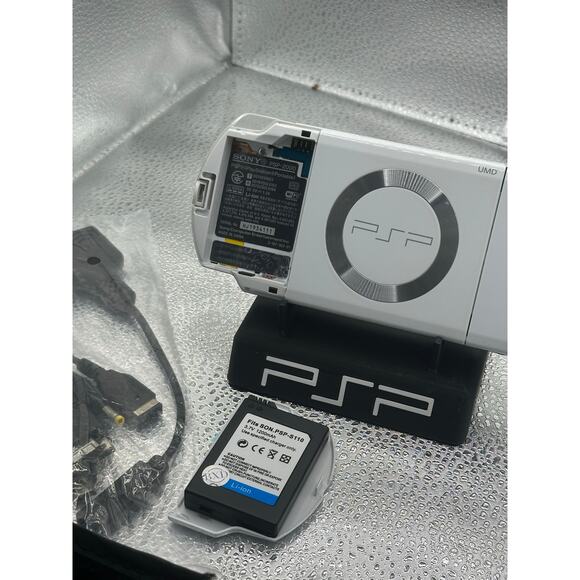 White psp 2000 w/charger & new battery no drive noise - Picture 3 of 8